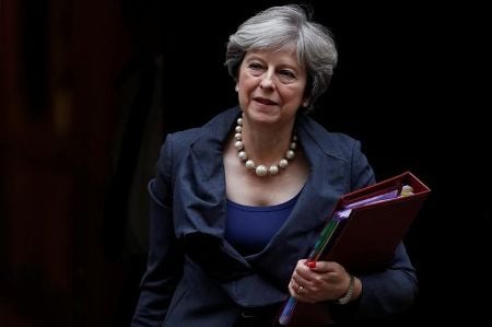 　１０月１６日、英国のメイ首相（写真）とデービス欧州連合（ＥＵ）離脱担当相は、ブリュッセルで、ＥＵのバルニエ首席交渉官および欧州委員会のユンケル委員長との夕食会に出席し、離脱に関する協議を行う予定だ。写真は１１日、ロンドンで撮影（２０１７年　ロイター／Peter Nicholls）