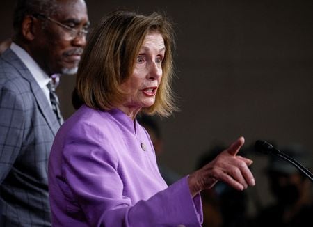 ペロシ米下院議長は１０日、下院が１２日に４３００億ドル規模の「インフレ抑制法案」を可決すると述べた。（２０２２年　ロイター／Evelyn Hockstein）