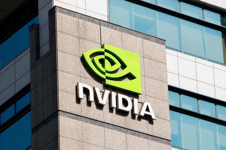 ４月１６日、 米半導体大手エヌビディアは、中国市場向けに設計した人工知能（ＡＩ）用半導体「Ｈ２０」の輸出にライセンスを取得する必要があることを９日に通知されたが、少なくとも一部の主要顧客には１５日の公表まで伝えていなかったことが、関係者２人の話で分かった。社sには台北の同社施設で１６日撮影（２０２５年　ロイター/Ann Wang）
