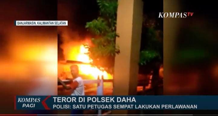 襲撃された地元警察の警察車両が炎上している。KOMPASTV / YouTube