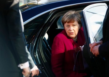 　２月７日、ドイツのある保守派議員と交渉関係者はキリスト教民主・社会同盟（ＣＤＵ・ＣＳＵ）と社会民主党（ＳＰＤ）が大連立交渉で合意したと述べた。写真は６日、連立協議に向かうメルケル首相（２０１８年　ロイター/Hannibal Hanschke）