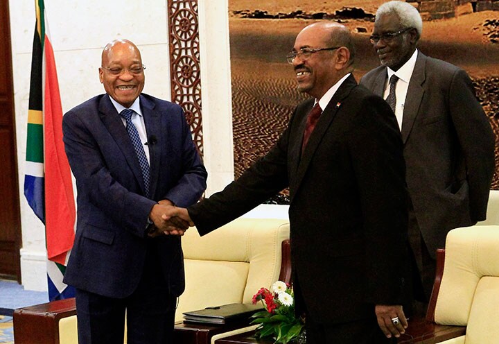 スーダンのバシル大統領（右）と握手する南アフリカのズマ大統領　Mohamed Nureldin Abdallah-REUTERS