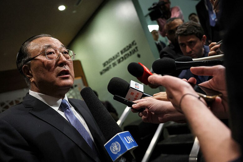 国連安保理会合で記者に応じる中国の張軍国連大使（2023年10月13日）　Brendan McDermid-REUTERS