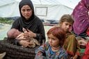 アフガニスタン大地震で支援を待つ女性と子供　AP/AFLO