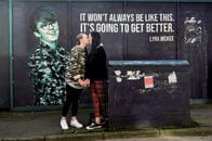 北アイルランド史上初の同性婚カップル、不穏な情勢下での祝福