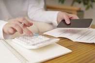 可処分所得の減少と生活コストの上昇で「赤字家計」の世帯が増えている