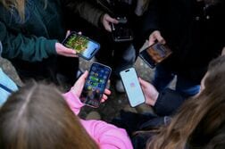 ドイツ専門家委、13歳未満のＳＮＳ利用禁止を提言　子ども保護で