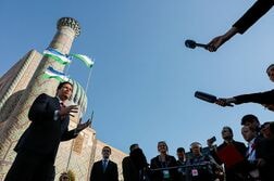 米国務長官、中央アジア5カ国外相と会談　ウズベクと投資合意も