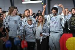 ガザ支援船団の豪活動家が帰国、イスラエルによる虐待訴え