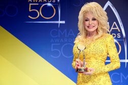 カントリーの女王、ドリー・パートン逝去…「本のおばさん」が子供達に3億冊もの本を贈った理由