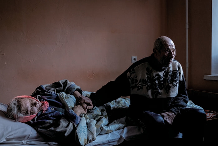 北東部ハルキウの仮設住宅に身を寄せる70代の夫婦。住んでいた町は戦闘の最前線となり、水、ガス、電気が遮断された（ニコル・タン撮影、9月25日）