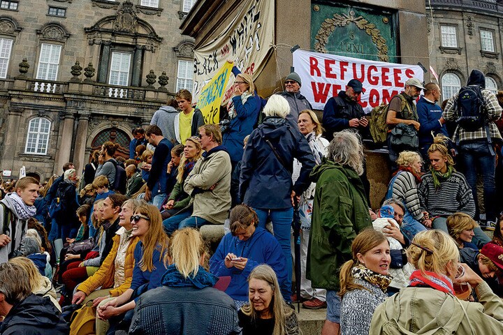 >難民の受け入れを求める2016年のデモ。デンマークは移民に厳格な政策で知られる
