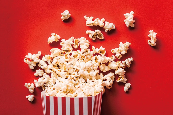 映画館でも、ソファでくつろぐときもポップコーンは大人気　TATAKS/ISTOCKPHOTO