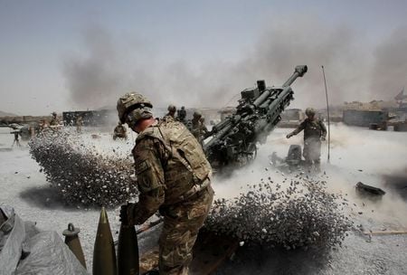 　８月１６日、米国の１番長い戦争が終わろうとしている。写真は２０１１年６月、アフガニスタン・カンダハル州で榴弾砲を撃つ米軍兵士（２０２１年　ロイター/Baz Ratner）