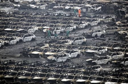 　８月２２日、トヨタ自動車は、中国・天津市の港湾地区で起きた危険化学物質倉庫での大規模爆発事故により、同社の完成車約４７００台に被害が出たことを明らかにした。１７日から実施している工場の稼働停止は２６日まで延長する。写真は１４日に爆発現場で撮影（２０１５年　ロイター/Jason Lee ）