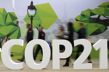 　１２月１日、パリで開催中の第２１回国連気候変動枠組み条約締約国会議（ＣＯＰ２１）は１日、各国の交渉官が２０２０年以降の新たな枠組みに向けた本格協議に入った。（２０１５年　ロイター/Stephane Mahe）