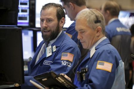 　２月２５日、米国株式市場は続伸した。原油価格の上昇を受け、銀行が債務不履行（デフォルト）で打撃を受けるとの懸念が和らぎ、金融株が買われた。ニューヨーク証券取引所で２４日撮影（２０１６年　ロイター/Brendan McDermid）