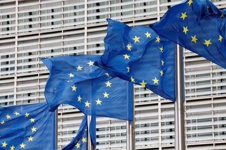 ＥＵは、航空会社の二酸化炭素（ＣＯ２）排出に対する費用負担を引き上げる法案に合意した。今年９月、ブリュッセルで撮影（２０２２年　ロイター/Yves Herman//File Photo）