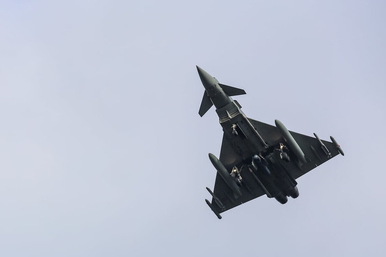 NATOの軍事演習でポーランドの上空を飛ぶイタリア空軍のユーロファイター・タイフーン戦闘機（3月14日）　Dominika Zarzycka / SOPA Images via Reuters Connect