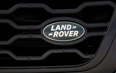 　英国政府は、インド自動車大手タタ・モーターズ傘下の英高級車メーカー、ジャガー・ランドローバー（ＪＬＲ）に１５億ポンド（２０億ドル）の融資を保証する。写真は英国のＪＬＲ工場で２０２２年１２月に撮影（２０２５年　ロイター/Phil Noble）