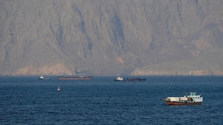 4月18日、オマーンのムサンダムからホルムズ海峡を撮影。 REUTERS//File Photo