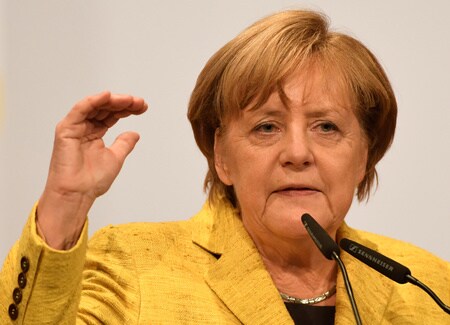 　９月２８日、ドイツのメルケル首相は、フランスのマクロン大統領が提唱する野心的な欧州連合（ＥＵ）改革案を称賛し、ＥＵの将来を見据えた仏独の「強固な」協力関係の基礎になる可能性があるとの見方を示した。写真はヒルデスハイムで２７日撮影（２０１７年　ロイター／Fabian Bimmer）