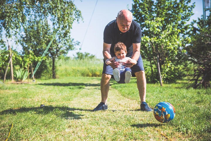 好奇心いっぱいで能力にあふれた孫との触れ合いは祖父母にも刺激に　FREEMIXER/ISTOCKPHOTO