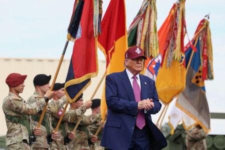 　６月１０日、トランプ米大統領（写真）は、ノースカロライナ州フォートブラッグ陸軍基地で演説し、不法移民摘発への抗議デモを巡りカリフォルニア州ロサンゼルスに兵力を派遣した自身の決定を擁護、「ロサンゼルスを解放する」と述べた。写真は、基地で演説の準備をする大統領。同日撮影（２０２５年　ロイター/Evelyn Hockstein）