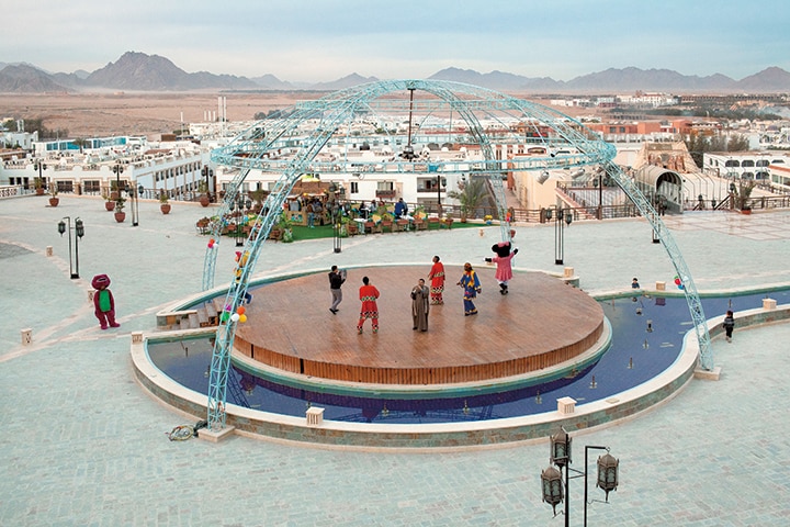 シャルムエルシェイクに昨年建てられたショッピングモールには、スケートリンクやボウリング場もある。だが数百店舗の多くはまだ空き屋だ