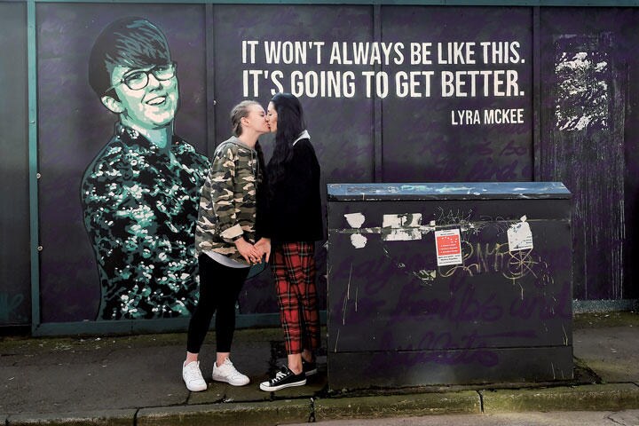 2人の背景に写るのは昨年4月、アイルランド統一派と警察の衝突を取材中に亡くなった女性記者ライラ・マッキー　CHARLES MCQUILLAN/GETTY IMAGES