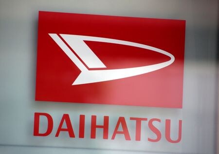 　２月９日、ダイハツ工業は国土交通省が道路運送車両法の基準への適合を確認した「ミライース」など１０車種の生産・出荷を再開することを決めたと発表した。写真はダイハツのロゴ。２０１７年６月、都内で撮影（２０２４年　ロイター/Kim Kyung-Hoon）