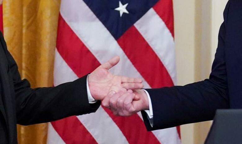 トランプ米大統領（右）と中国の劉鶴副首相（左）は、貿易協議の「第１段階」合意文書に署名した。ホワイトハウスで撮影（2020年　ロイター/Kevin Lamarque）