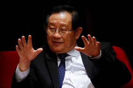 　９月６日、  中国の電気自動車（ＥＶ）関連企業の幹部らは６日、ドイツのミュンヘンで開催中の「世界新エネルギー車会議（ＷＮＥＶＣ）」で、ＥＶ技術への移行に向けた国際協力と技術規格設定の必要性を訴えた。写真は万鋼・元科学技術相。北京で２０１７年６月撮影（２０２３年　ロイター/Thomas Peter）