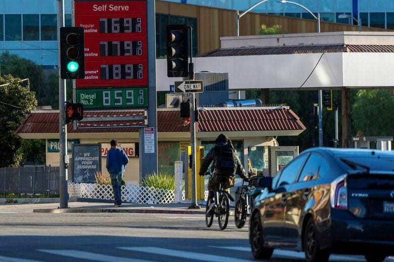 ガソリンとディーゼル燃料の価格表示。ロサンゼルスで10月15日撮影。REUTERS/Mike Blake