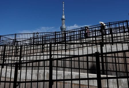 　政府は１２月２１日に公表した１２月の月例経済報告で、景気の総括判断を「緩やかに持ち直している」のまま据え置いた。都内で８月１８日撮影（２０２２年　ロイター/Issei Kato）
