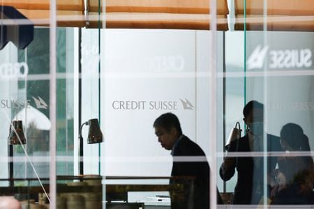 　米大手債券運用会社パシフィック・インベストメント・マネジメント（ＰＩＭＣＯ）は、ＵＢＳによるクレディ・スイス（ＣＳ）買収に伴い無価値化されるＣＳのＡＴ１債（その他ティア１債）で、約３億４０００万ドルの損失を被ると、関係筋が明らかにした。香港で３月２１日撮影（２０２３年　ロイター／Tyrone Siu）