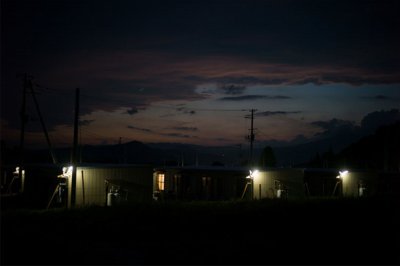 長期化する仮設住宅での暮らしが被災者を苛んでいる（2012年8月5日、撮影：郡山総一郎）