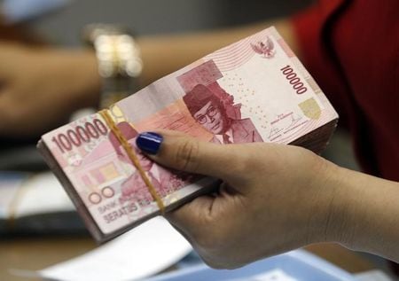 　３月１７日、インドネシア中銀銀行は、政策金利のＢＩレートを７％から６．７５％に引き下げた。２０１５年３月撮影（２０１６年　ロイター/Beawiharta）