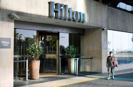 米ホテルチェーン大手のヒルトン・ワールドワイド・ホールディングスは６日、新型コロナウイルスの影響で落ち込んでいる客室稼働率について、経済再開を受けて秋口までに５％改善するだろうと述べた。リオデジャネイロで４月撮影（２０２０年　ロイター/LUCAS LANDAU）