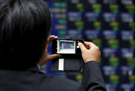 　３月４日、東京株式市場で日経平均は４日続伸。終値は約１カ月ぶりに１万７０００円を回復した。写真は都内で昨年６月撮影（２０１６年　ロイター／Issei Kato）