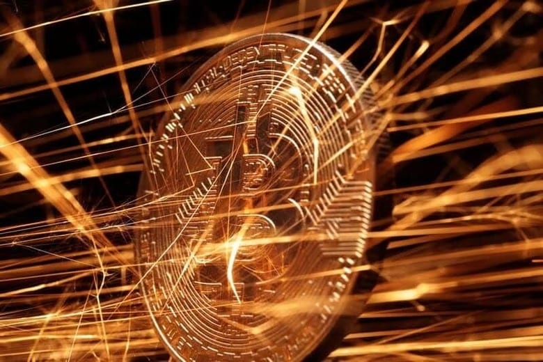 暗号資産（仮想通貨）のビットコインが５日に史上最高値を更新し、０５１２ＧＭＴ（日本時間午後２時１２分）時点で約２．７％高の１２万５２４５．５７ドルとなっている。写真は昨年１１月撮影(２０２５年　ロイター/Dado Ruvic/Illustration)