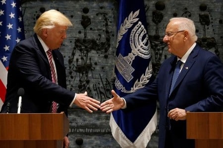 　５月２２日、トランプ米大統領（写真左）は訪問先のイスラエルで、イランに対する共通懸念がイスラエルとアラブ諸国の多くが結束を強める好機になっているとの認識を示した。（２０１７年　ロイター/Jonathan Ernst）