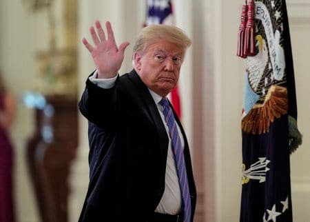 7月1日、トランプ米大統領は新型コロナウイルス感染拡大の防止に向け、他の人と近い距離にいる時はマスクを着用すると述べた。写真は6月26日、ホワイトハウスで記者団に手を振るトランプ大統領（２０２０年　ロイター／Tom Brenner）