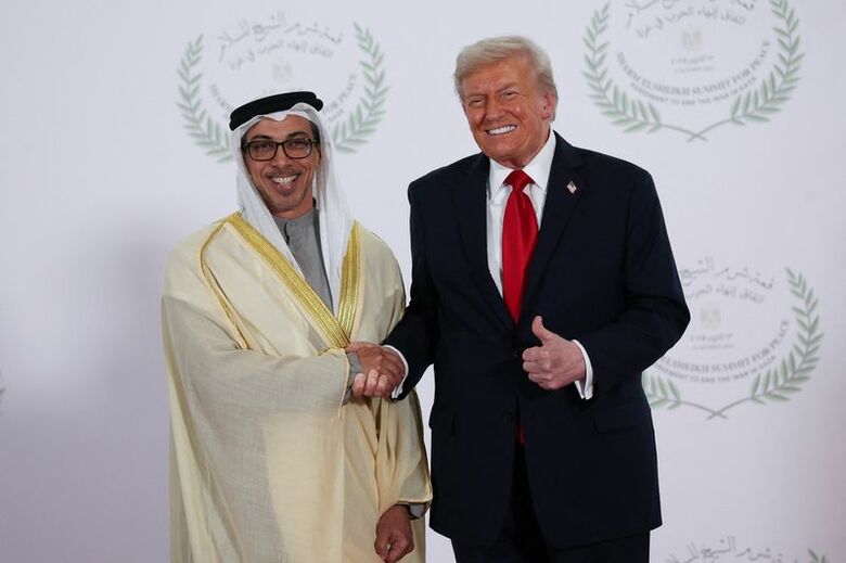 トランプ米大統領と握手を交わすＵＡＥのナヒヤーン副首相兼。２０２５年１０月、エジプトで撮影。REUTERS/Suzanne Plunkett