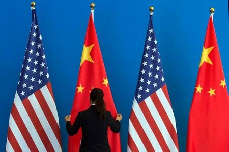 　８月１２日、ブルームバーグ・ニュースは、米国と中国の交渉担当者が第１段階の通商合意の実施状況について協議すると報じた。写真は米中の国旗。北京で２０１４年７月代表撮影（２０２０年　ロイター）
