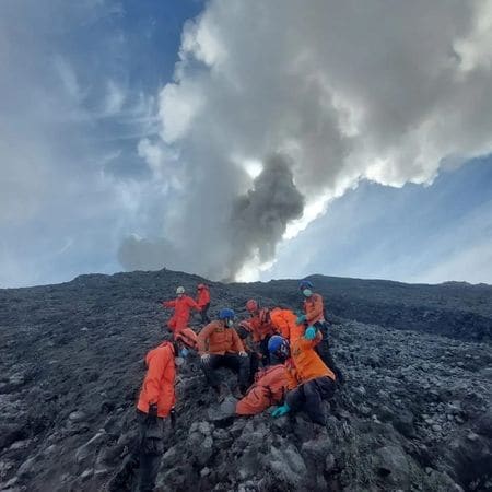 １２月５日、インドネシアで３日に発生したマラピ火山の大規模噴火で、死者数が２２人に増加した。写真は同日、同火山で被害者を搬出する救助隊。提供写真（２０２３年　ロイター）