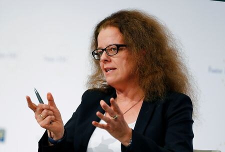 　３月１７日、欧州中央銀行（ＥＣＢ）のシュナーベル専務理事（写真）は、ロシア産天然ガスへの依存脱却で長期的にインフレが進行する可能性が高いとの見方を示した。写真はフランクフルトで２０１９年１１月撮影（２０２２年　ロイター／Ralph Orlowski）