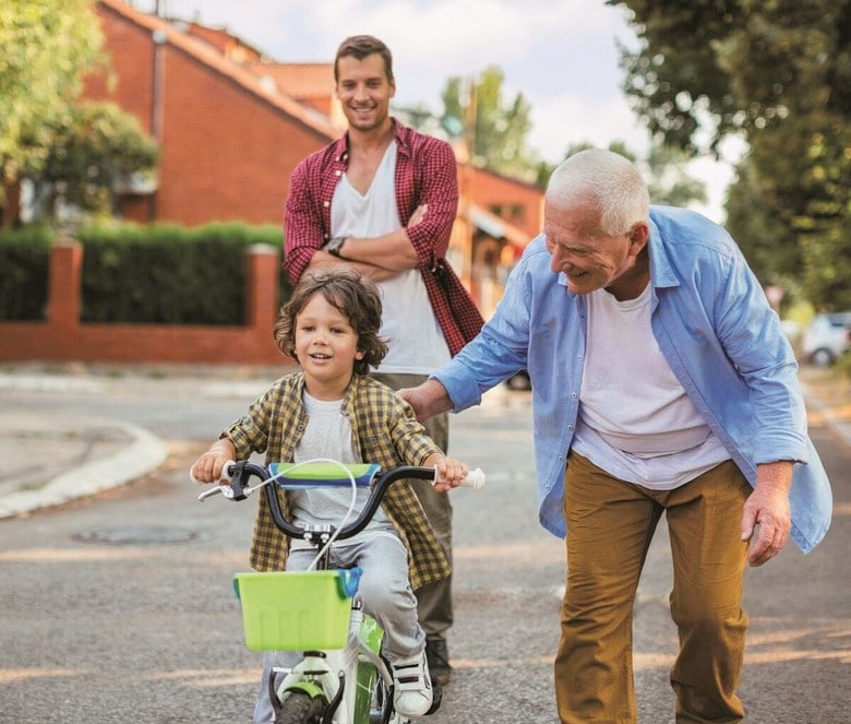 今の高齢者はよくても子や孫の世代は大変だ　GEBER86/SHUTTERSTOCK