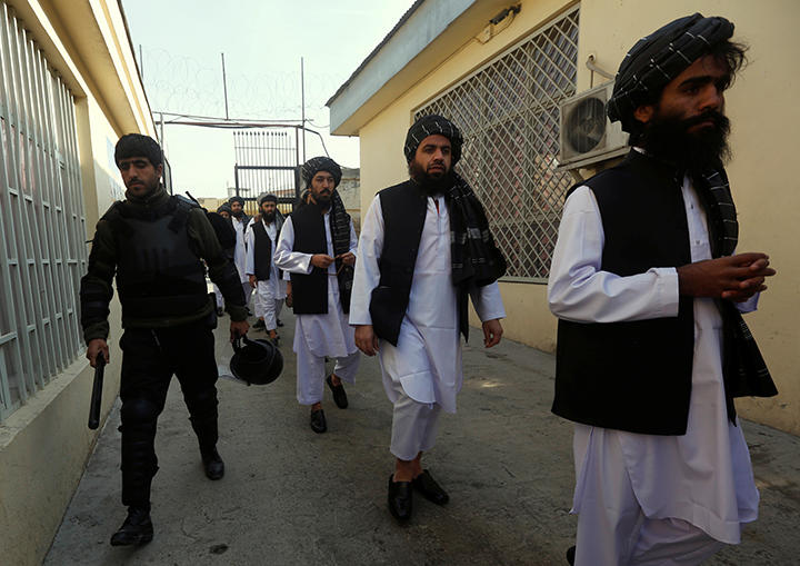 プル・エ・シャルキ刑務所の外を歩く囚人たち（2018年）　Omar Sobhan-REUTERS