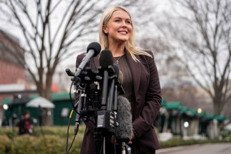 米ホワイトハウスのレビット報道官は６日、イランへの軍事攻撃を巡り、米国がイラン空域の制圧に向けて順調に進んでおり、達成可能な目標を４─６週間で完了すると政権が想定していると述べた。３月６日撮影（２０２６年　ロイター／Nathan Howard）